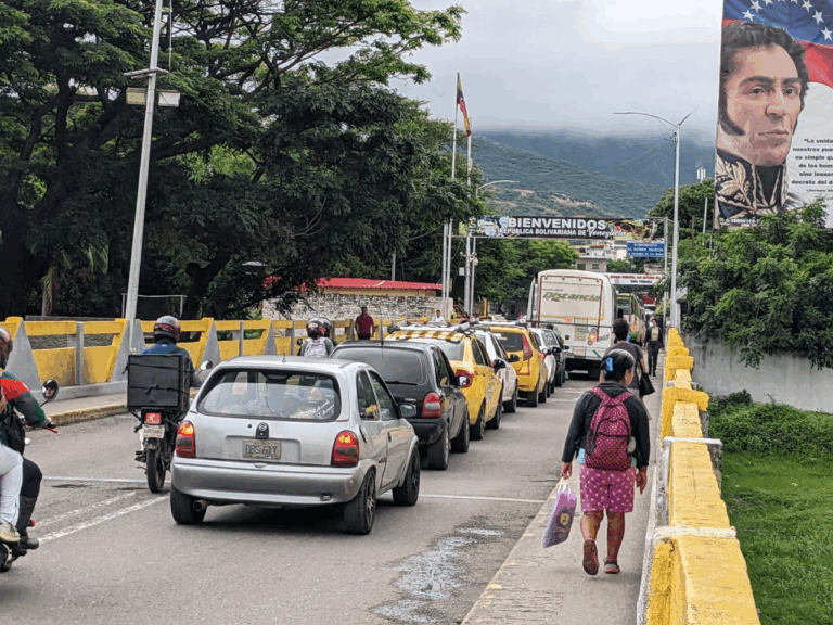 Cielo encapotado y retorno ralentizado en frontera