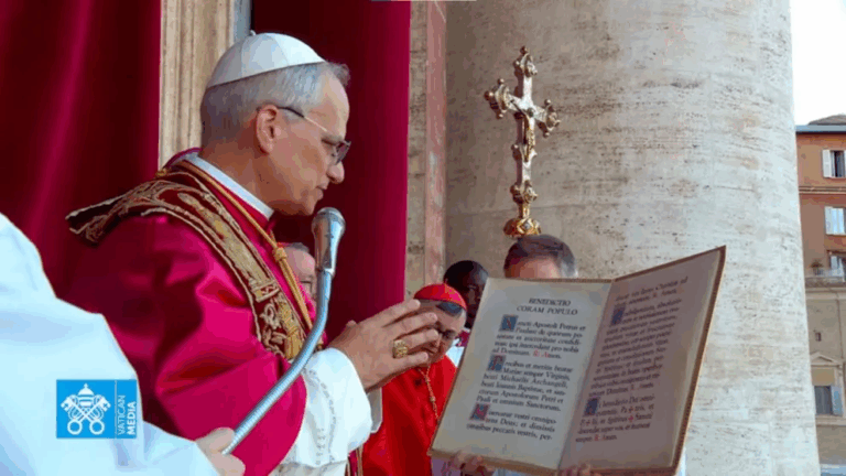 El nuevo papa León XIV saluda en español a su antigua diócesis de Chiclayo en Perú