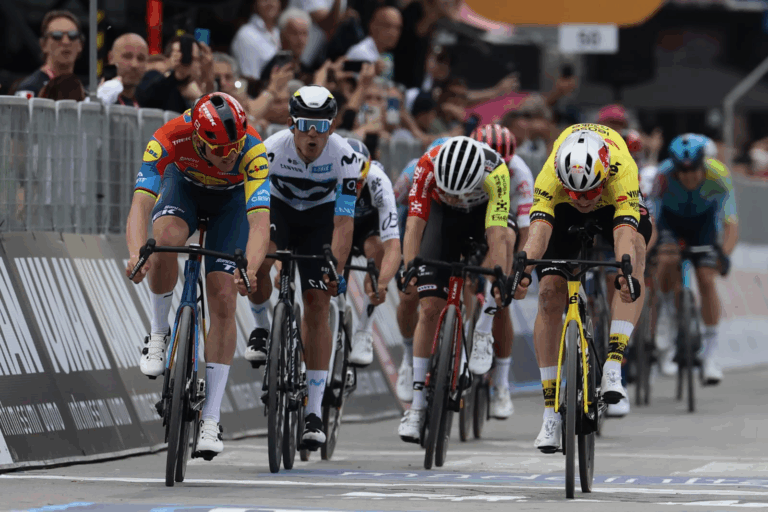 Mads Pedersen se impone en la primera del Giro de Italia y Orluis Aular brilla en su debut