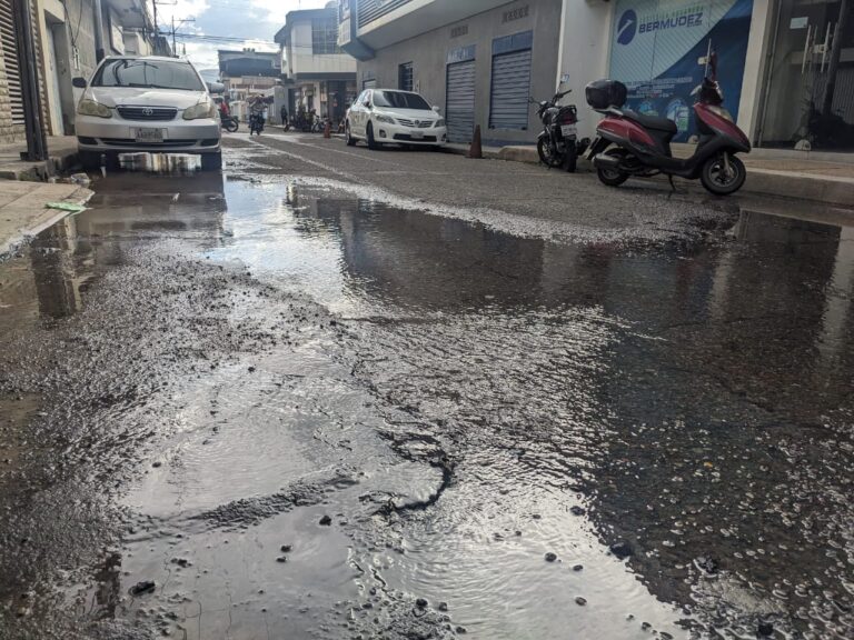 Riachuelo por bote de aguas blancas en frontera