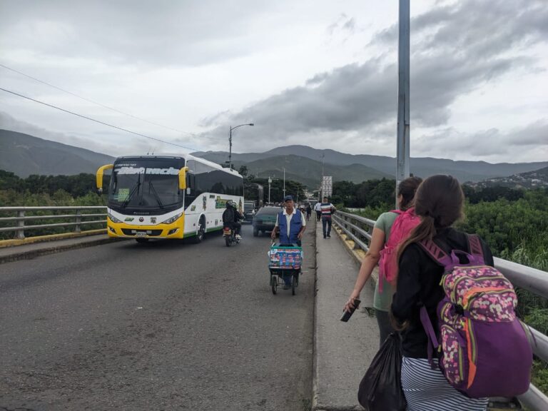 Se mantiene flujo de 180 vehículos cada 10 minutos hacia Colombia