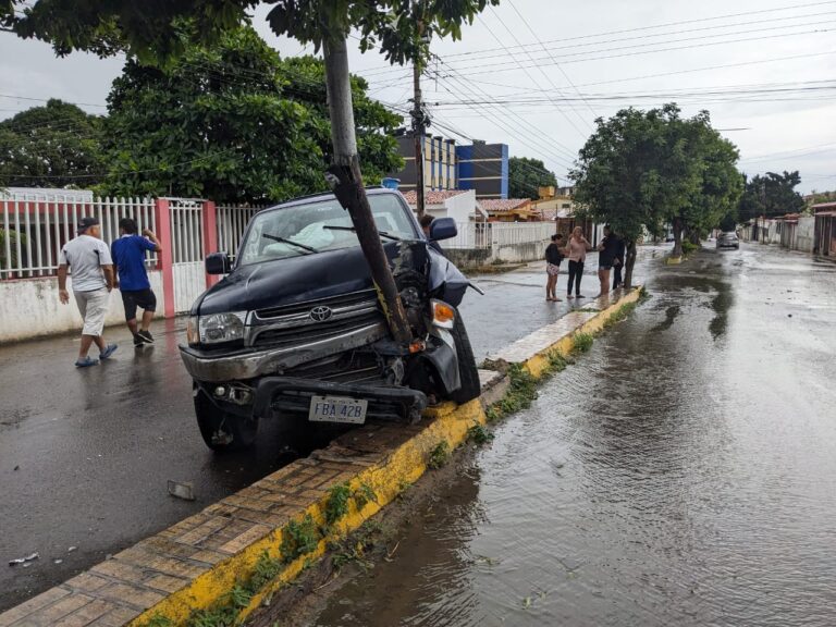 Perdió el control y chocó contra un poste en San Antonio