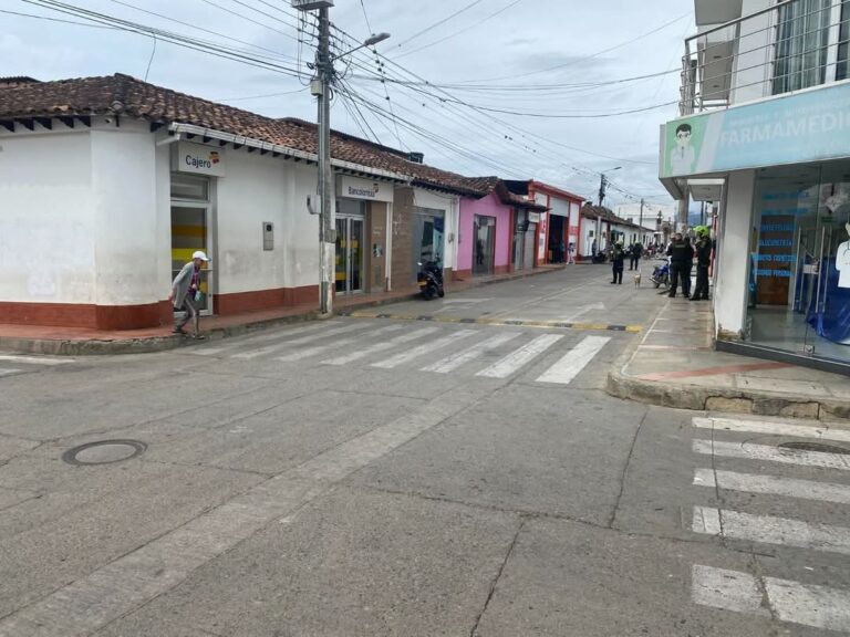 Usan cinturón con presuntos explosivos para intimidar a subgerente de un banco en Norte de Santander