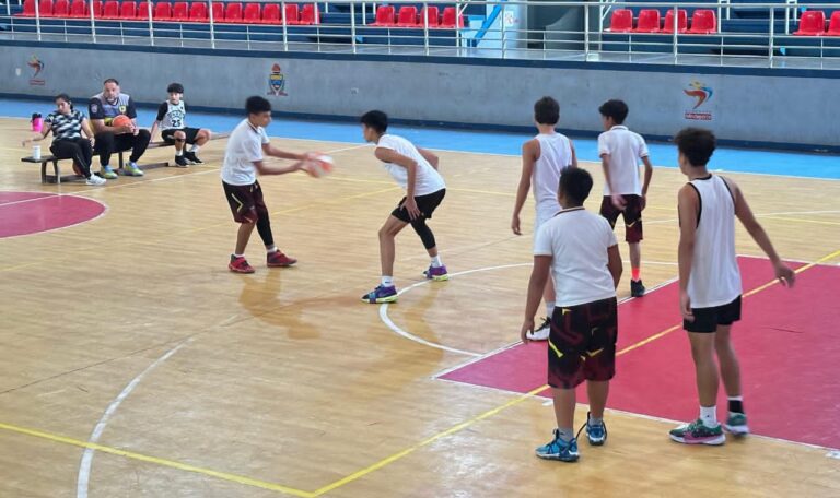 San Cristóbal domina el baloncesto estudiantil y se clasifica a los nacionales