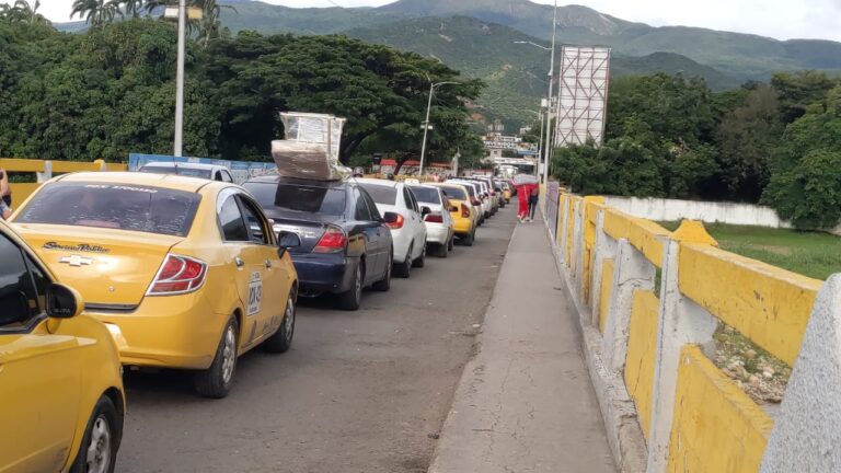 Larga fila para retornar a Venezuela