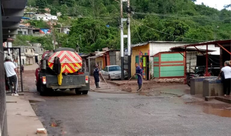 Bomberos de San Cristóbal despejan y limpian calles del barrio San Francisco
