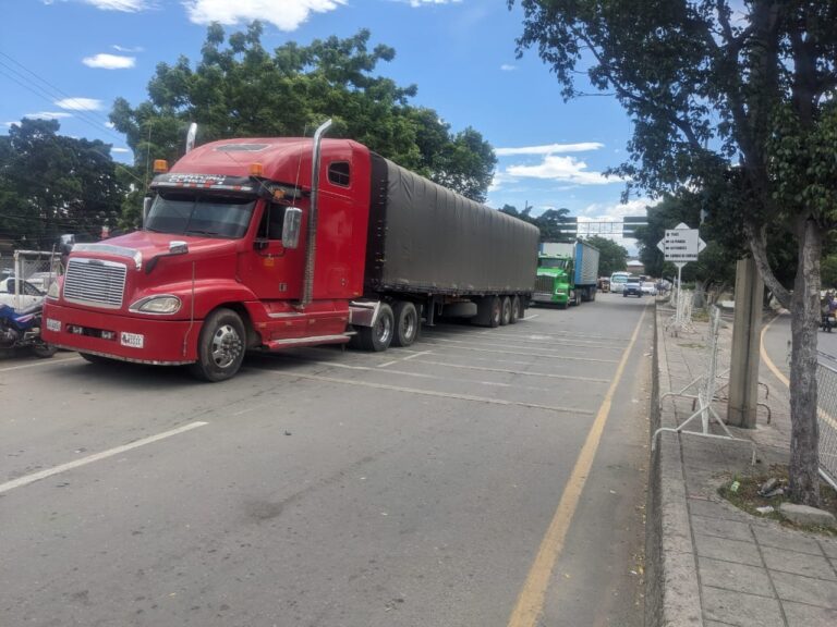 Vehículos de carga pesada siguen cruzando frontera