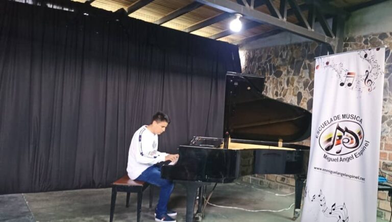 Estudiantes de la EMMAE se lucieron en Maratón Pianístico