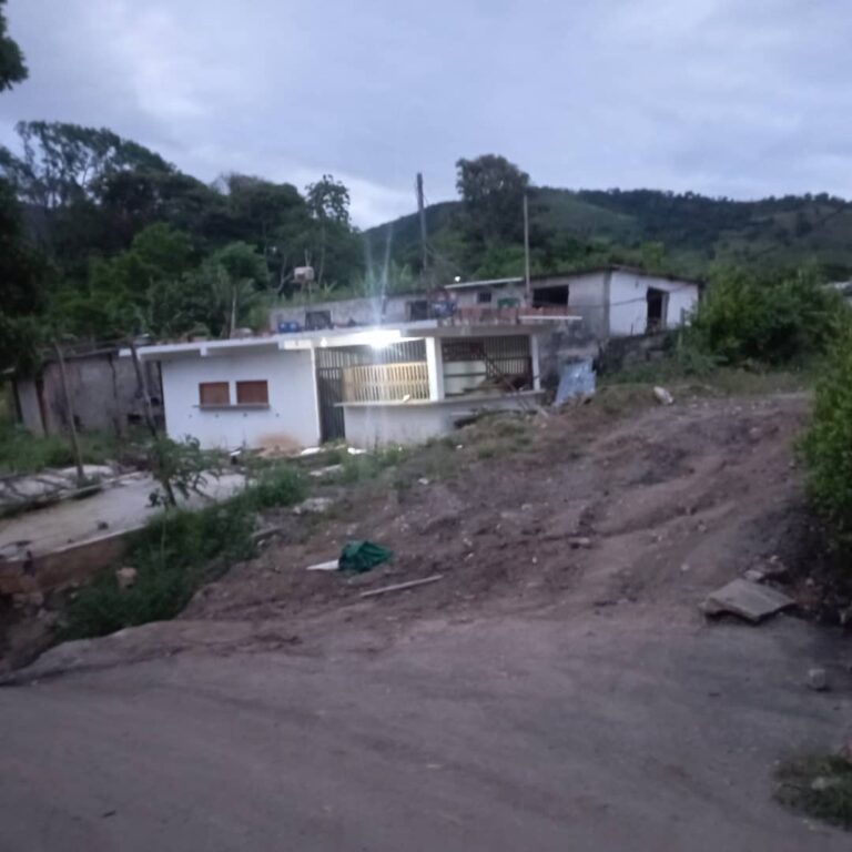 En Las Dantas las casas siguen desmoronándose