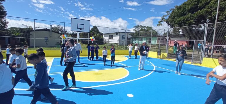 Recuperan cancha múltiple en El Pórtico