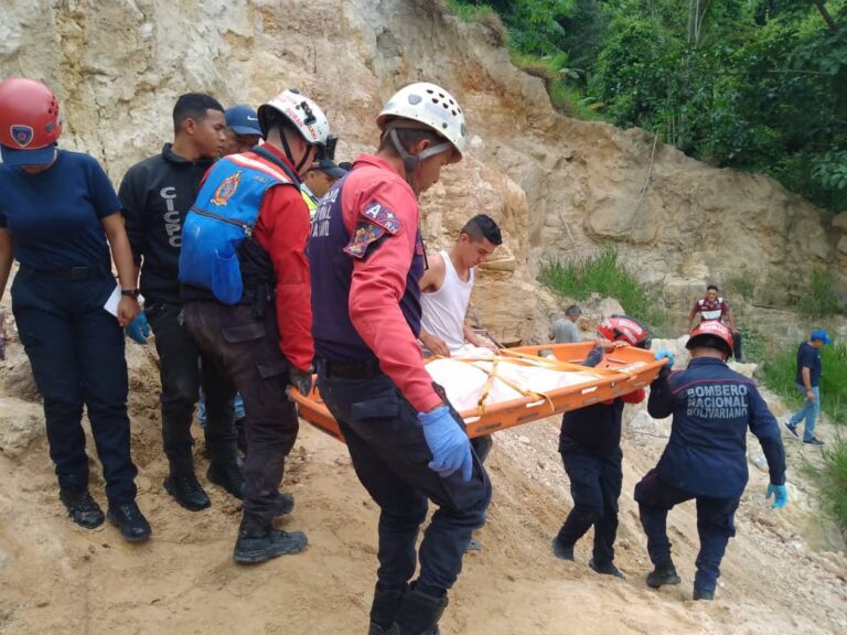 Muere joven tapiado en derrumbe de mina ilegal de arena en La Palmita