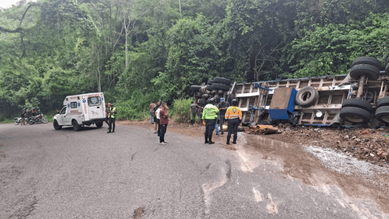 Volcamiento de vehículo de carga pesada en Vía Michelena, sector La Jabonosa