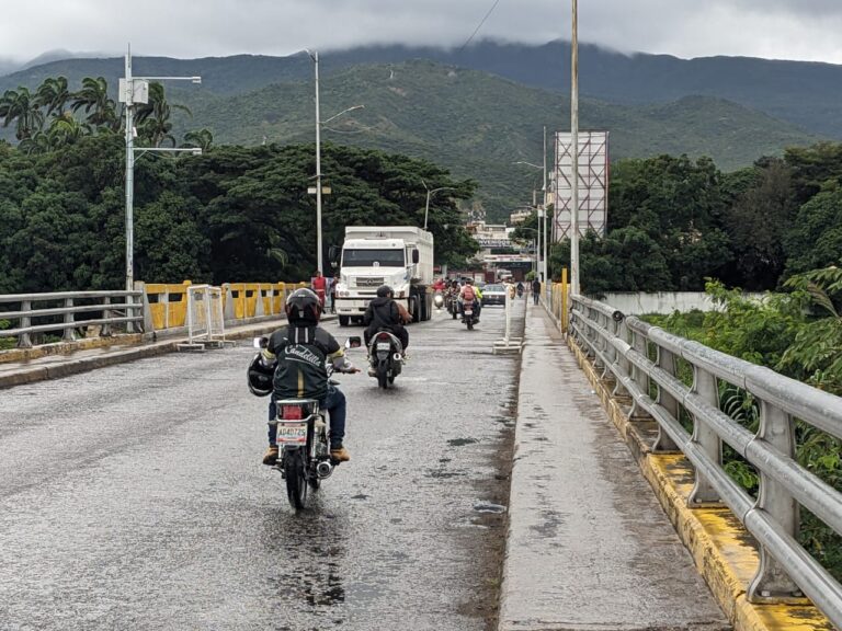 Martes lluvioso y de tránsito fluido en frontera
