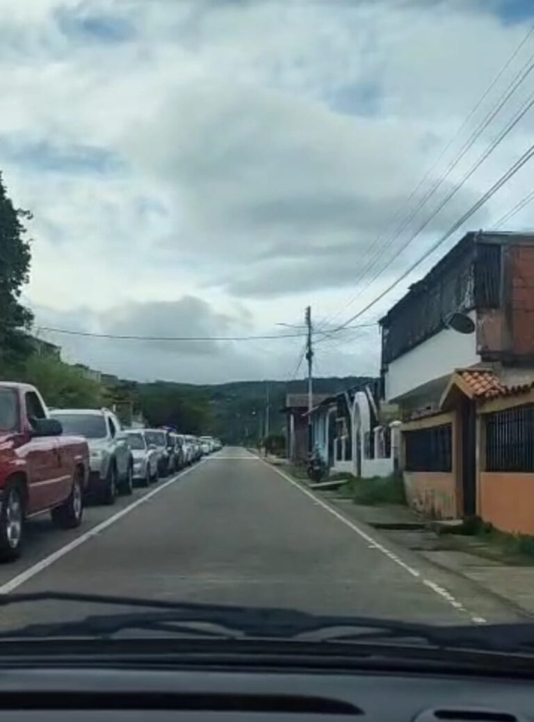 Kilométrica cola en Capacho Viejo