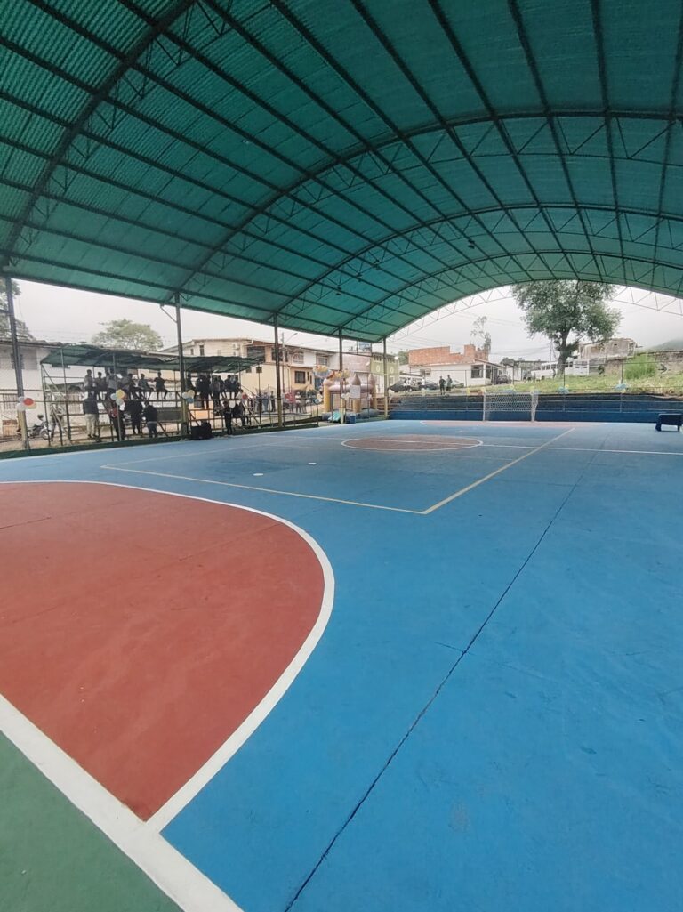 Alcaldesa Marta Gallo entrega cancha rehabilitada en Llanitos