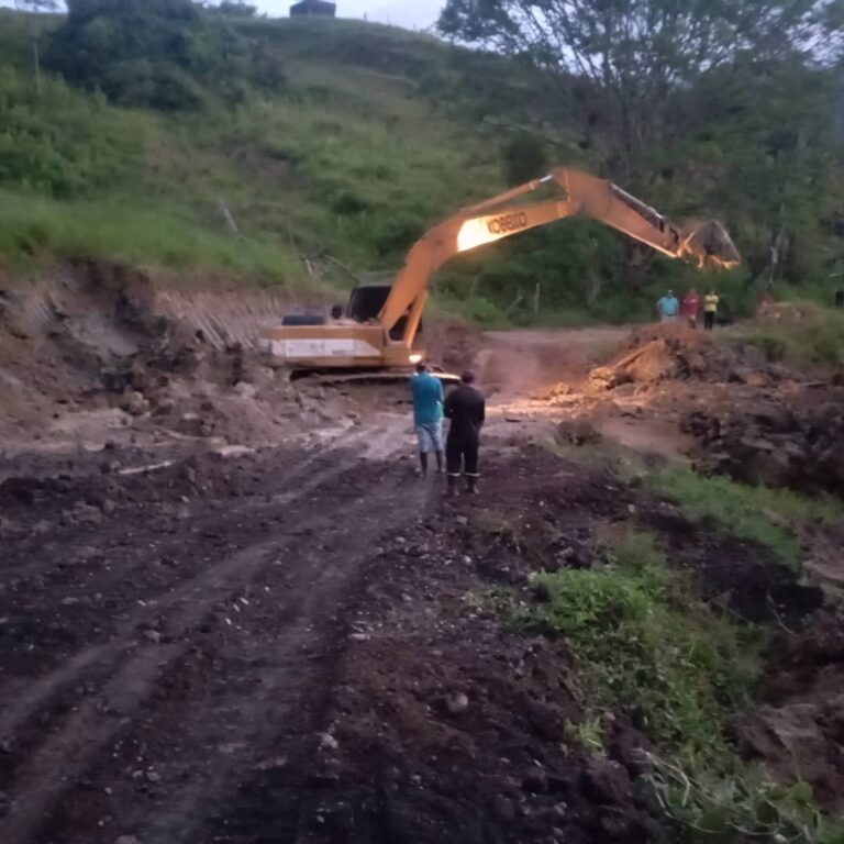 Arribó maquinaria a vía hacia Las Dantas