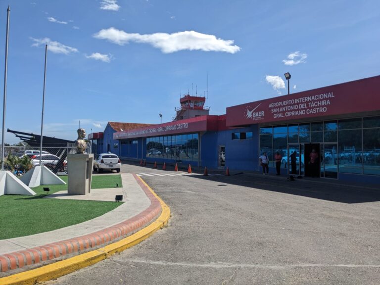 Ahora el aeropuerto de frontera opera hasta las 10 de la noche