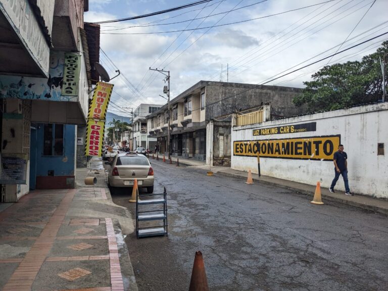En frontera proliferan los estacionamientos