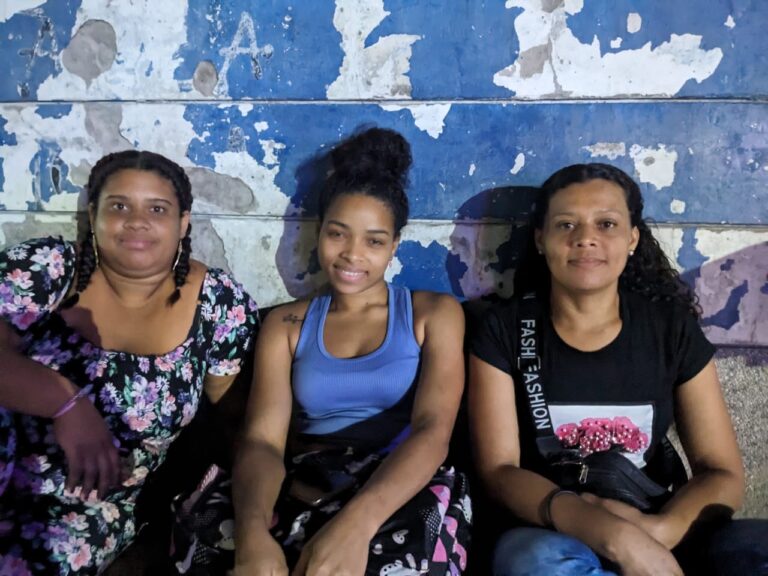 Pasar la noche a la intemperie para renovar su cédula