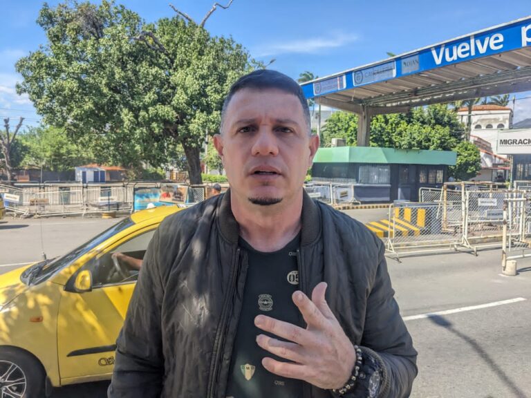 Venezolanos afectados por paralización de importación de vehículos vía terrestre