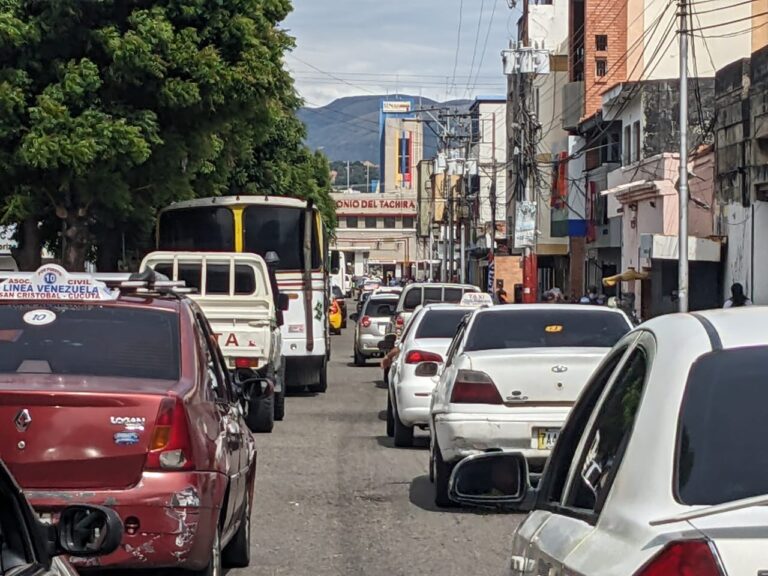 Congestionado el ingreso a Colombia