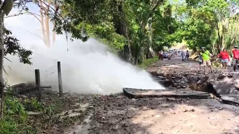 Emergencia por rotura de tubería en Peribeca sector Las Adjuntas