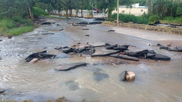 Lodo, piedras y restos de asfalto amontonados en la avenida Libertador