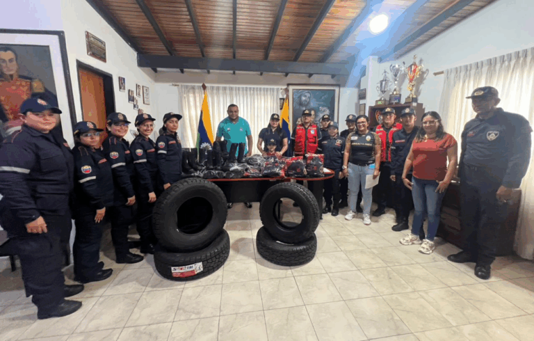 Dotación de uniformes para el Cuerpo de Bomberos de Ureña