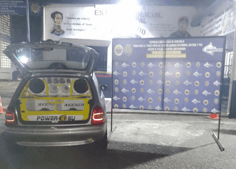 Retienen vehículo por contaminación sonica en Colón