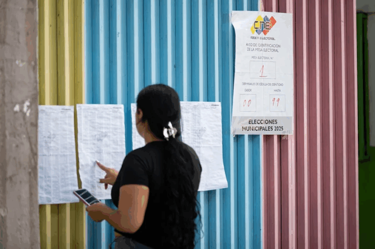 El chavismo gana principales alcaldías y la oposición conserva municipios caraqueños