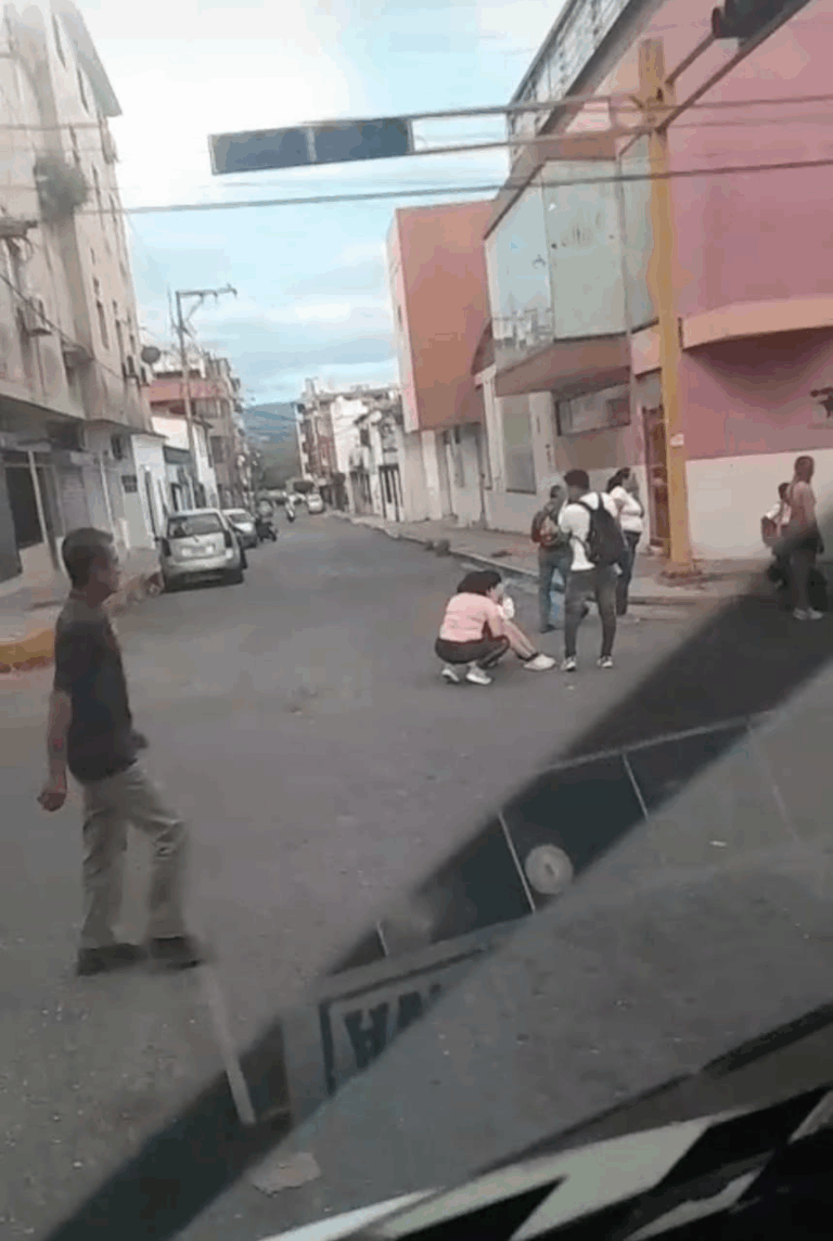 Cuatro lesionados en colisión entre dos motos en San Antonio