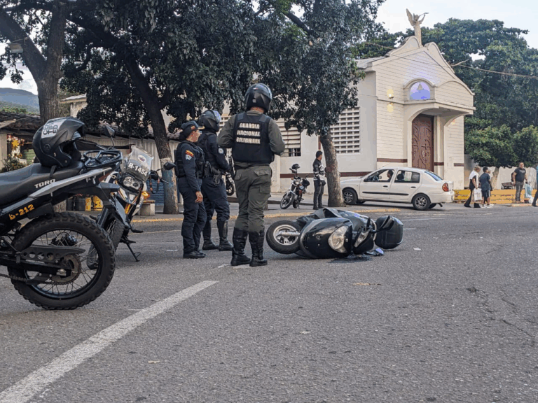 Dos mujeres lesionadas en colisión entre dos motos en San Antonio