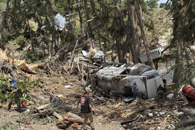 Suben a 120 los muertos por las inundaciones en Texas