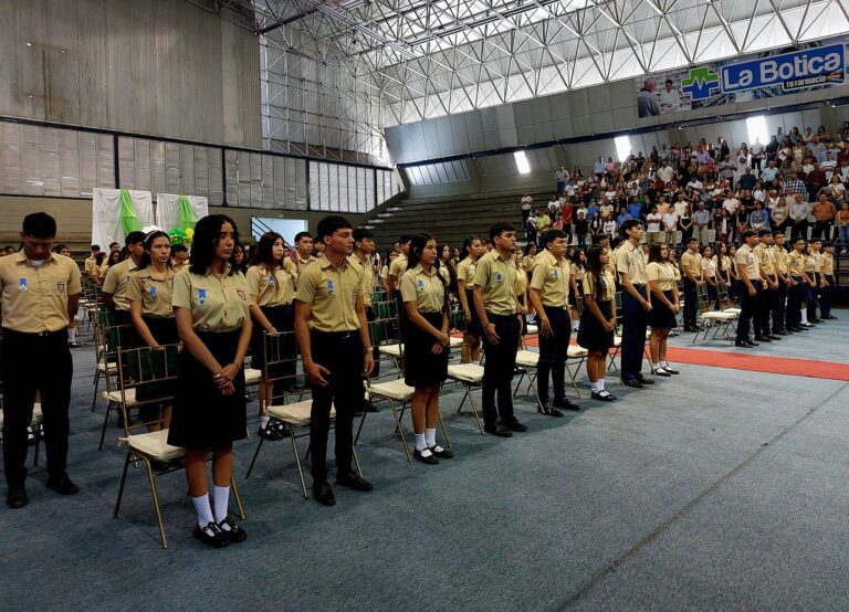 “Construyan su historia con honestidad, ética y empatía”