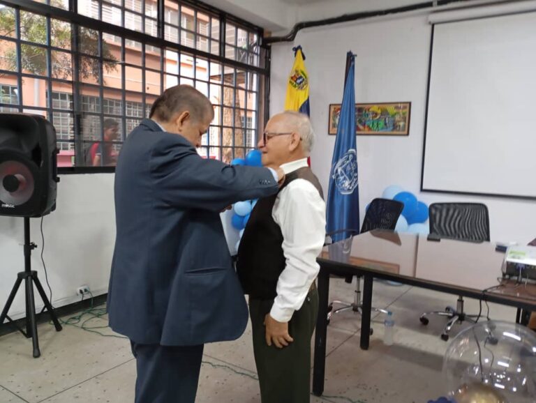 Botón de los 240 años de la ULA para el rector Raúl Casanova