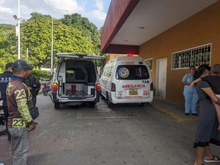 Tres jóvenes lesionados en colisión entre motos en San Antonio