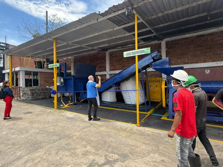 Recicladores de botellas de plástico podrán venderlas en Ureña