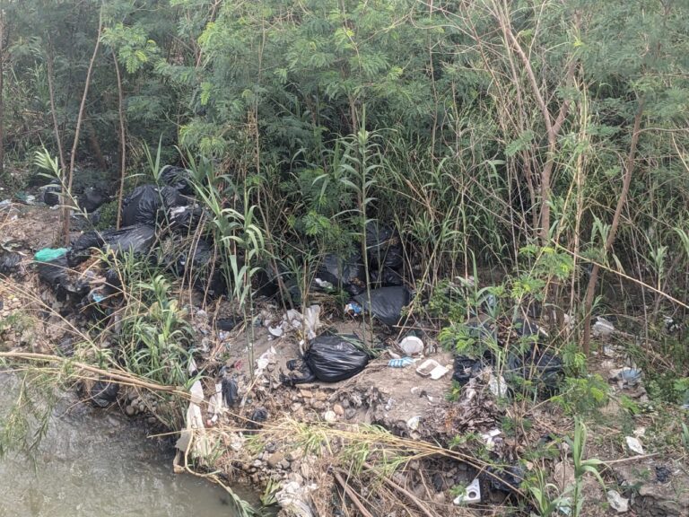 Basurero en las cercanías al río Táchira