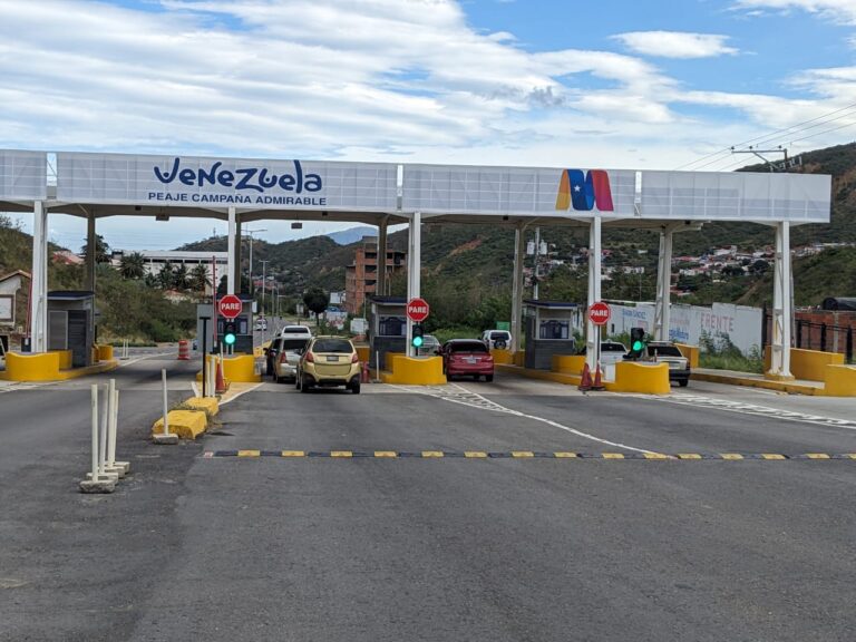 «75 bolívares o 2.900 pesos»: la nueva tarifa para carros livianos en frontera