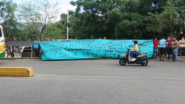 Pancartazo binacional para exigir una repuesta a la póliza