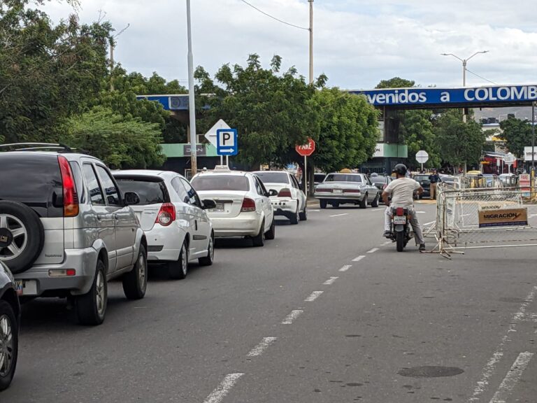Cola para ingresar a Colombia