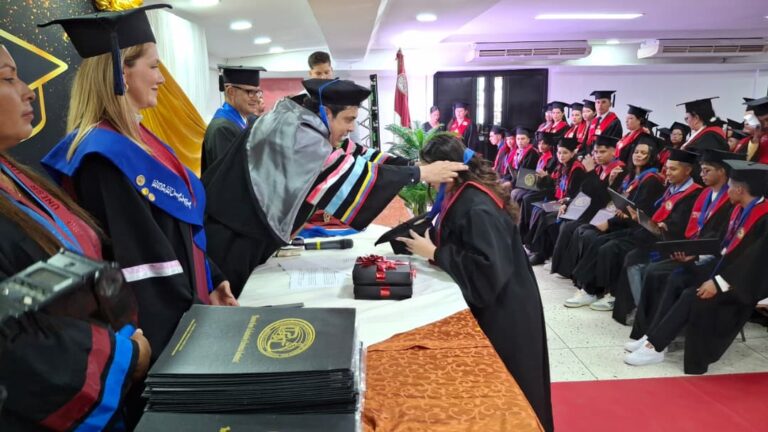 UPT Manuela Sáenz egresa nuevos profesionales