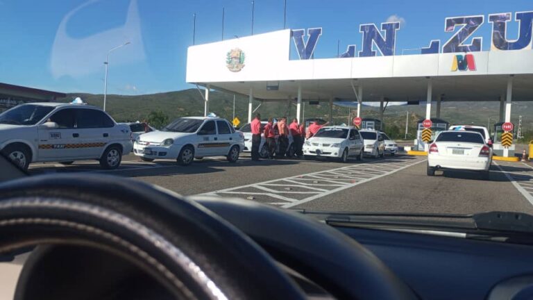 Letrero «Venezuela» del Atanasio Girardot desprovisto de varias letras