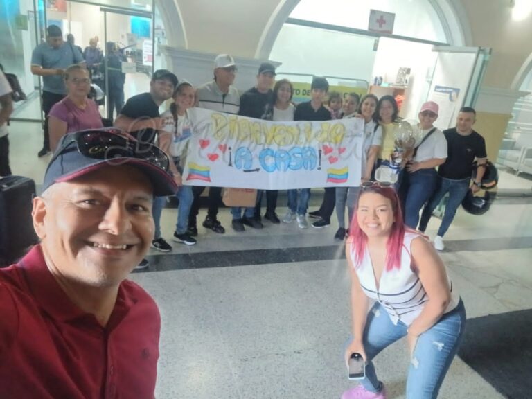 «Bienvenido a casa»: caluroso recibimiento a Simón Vargas tras su excarcelación