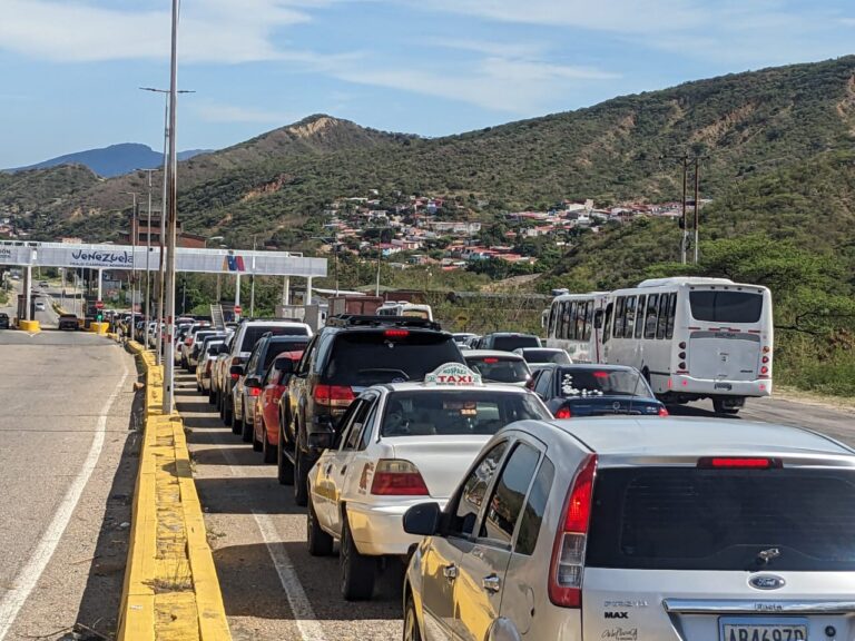 Cola para ingresar a San Antonio