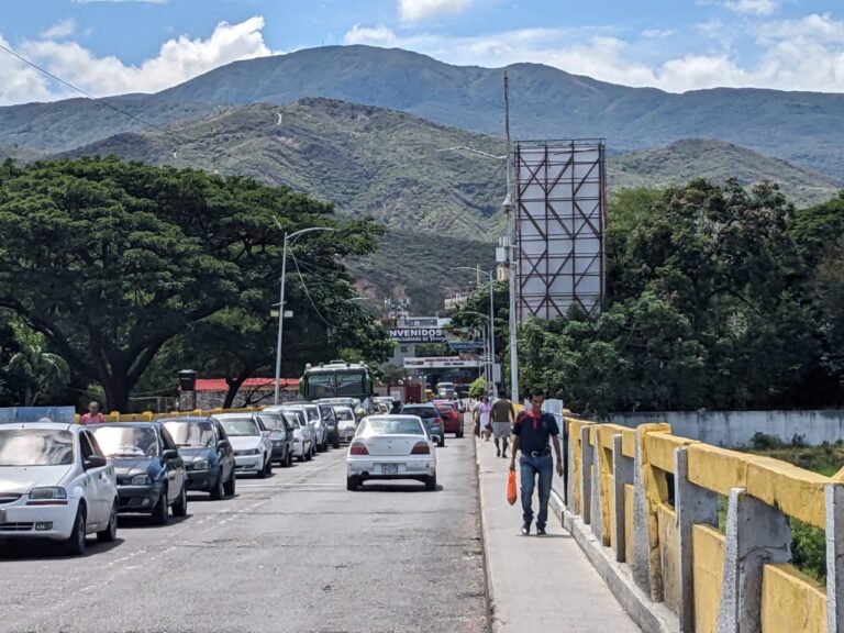 Congestionado el ingreso a Colombia