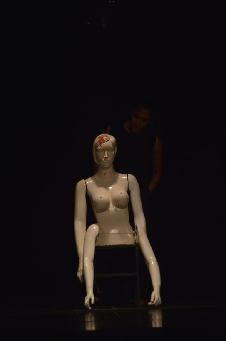 DESDE LOS BORDES: Después del desierto teatral los gatos no se quejan en los rincones empolvados de la memoria