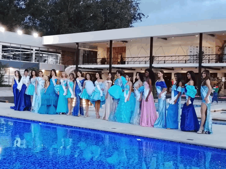 Entregan bandas a 19 candidatas al Miss Teen Universo Venezuela.