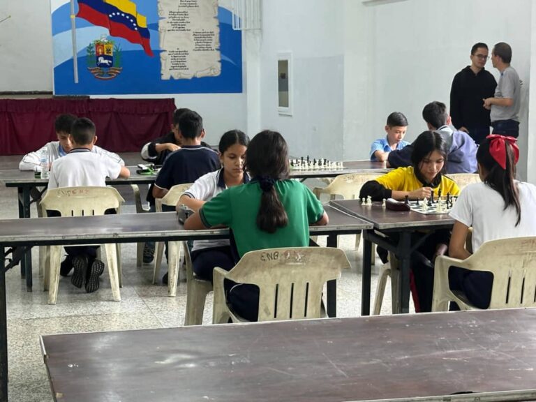 Ajedrez programa Festival Estadal Infantil con sede  en  el  Colegio de Contadores
