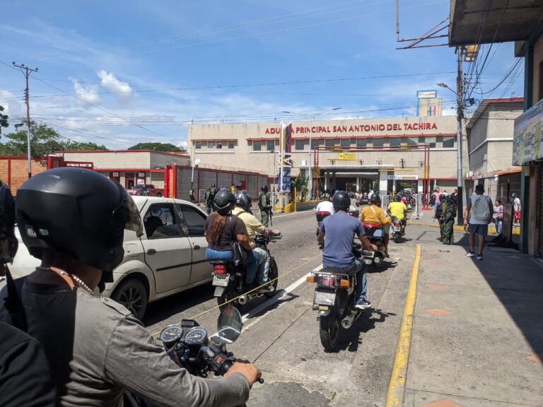 Restablecen paso de vehículos por el puente Simón Bolívar luego de acto militar